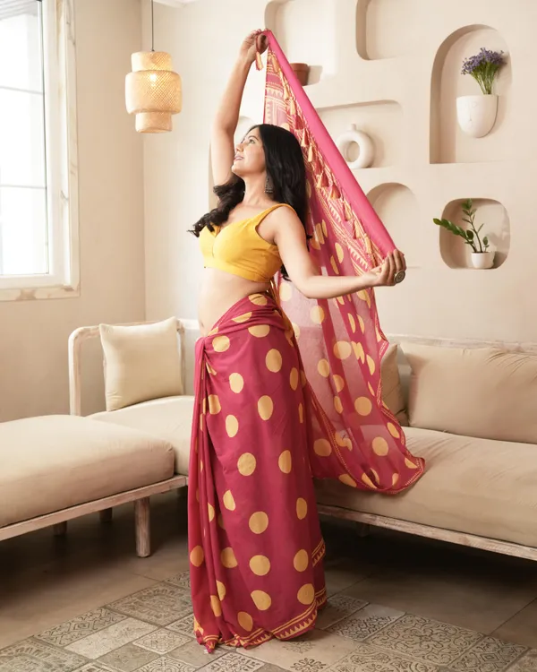 Magenta_Cotton_Charm_Polka_Dot_Mul_Saree_With_Tassels_For_Women
